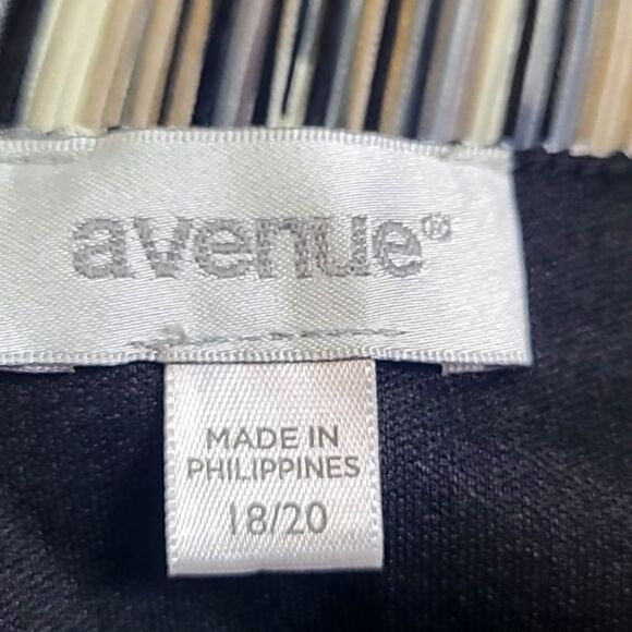 Avenue Sleeveless Top,  Criss-Cross Neckline in Soft Tiny Pleats, Size 18/20 - Picture 7 of 8